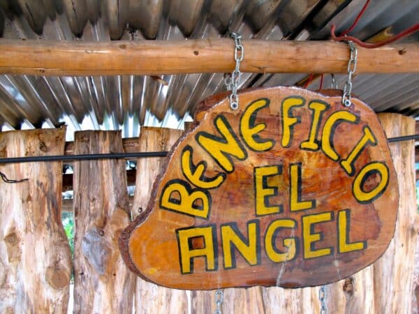 Sign that says "Beneficio El Angel"